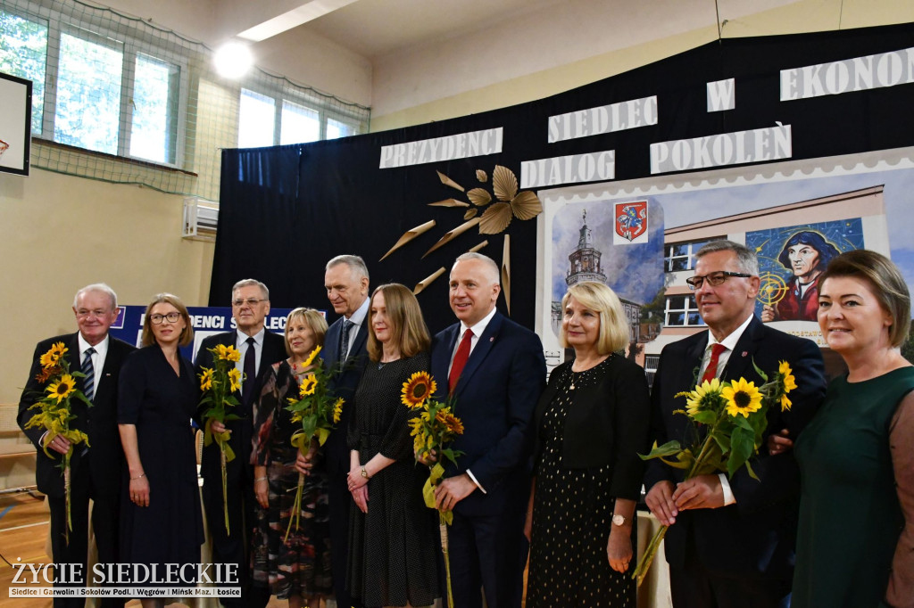 100 par na 100-lecie Ekonomika