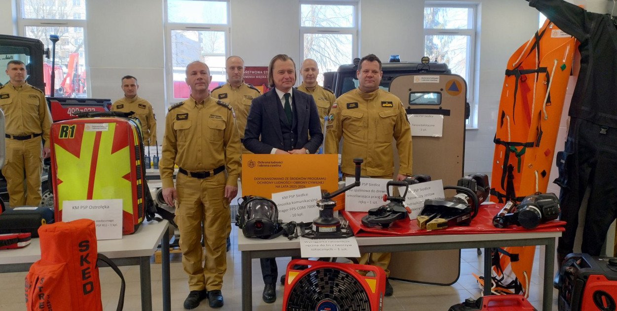 Strażacy ze sprzętem