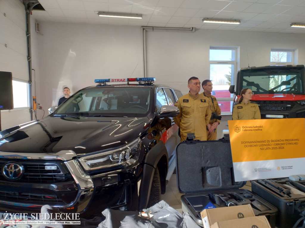 Strażacy ze sprzętem