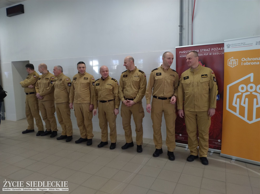 Strażacy ze sprzętem