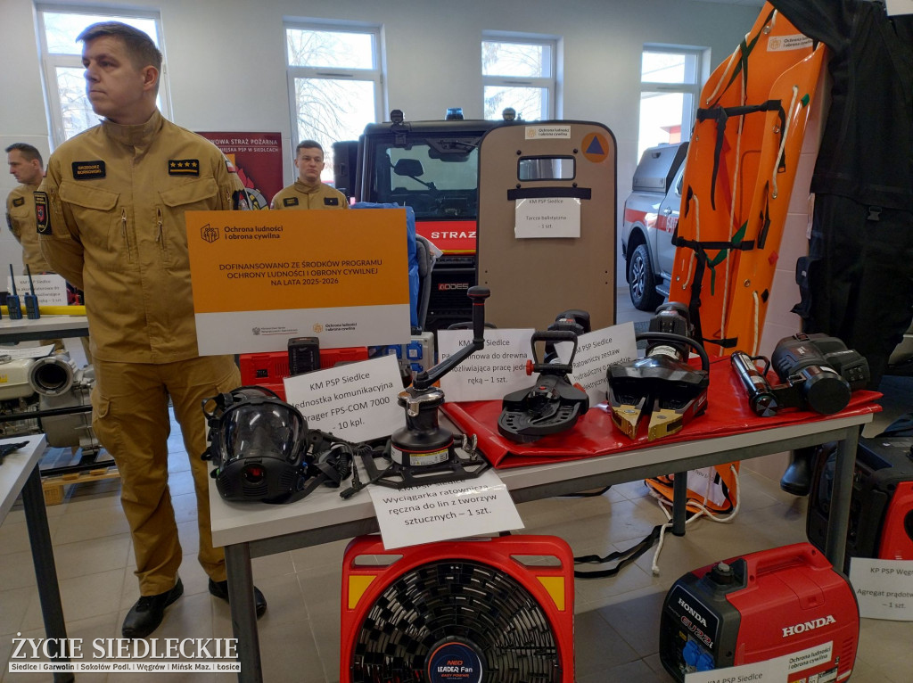 Strażacy ze sprzętem