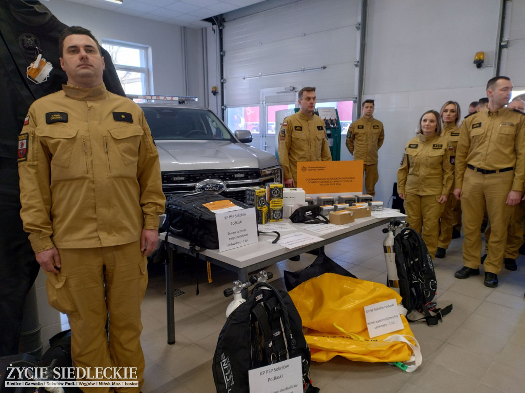 Strażacy ze sprzętem