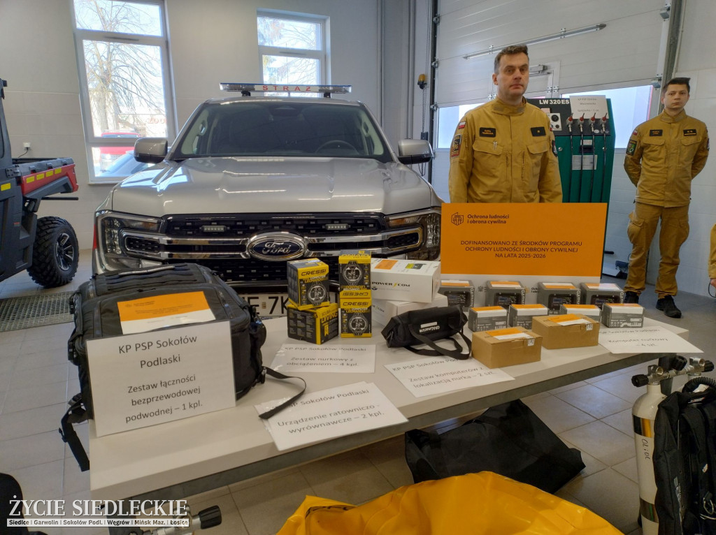 Strażacy ze sprzętem