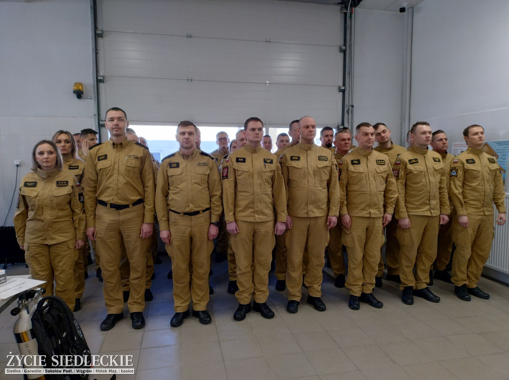 Strażacy ze sprzętem