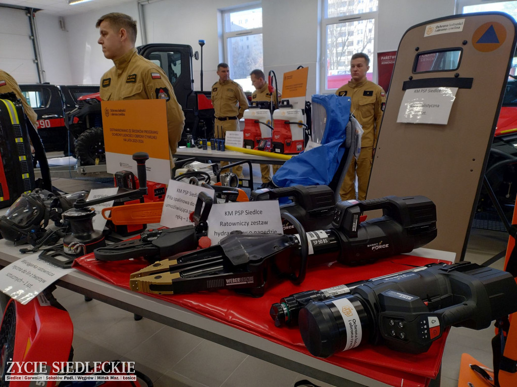 Strażacy ze sprzętem