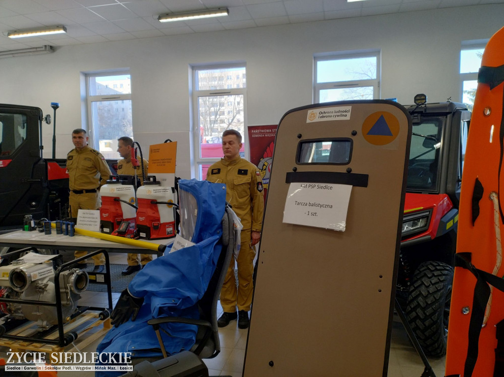 Strażacy ze sprzętem