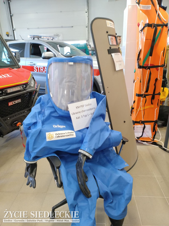 Strażacy ze sprzętem