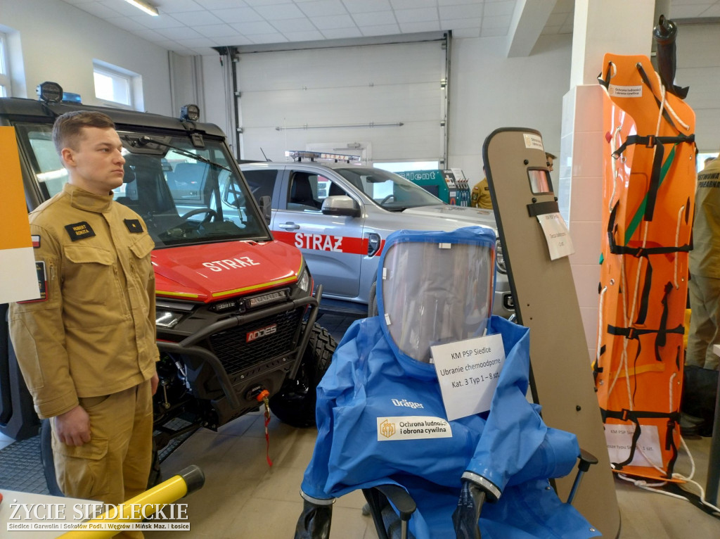 Strażacy ze sprzętem