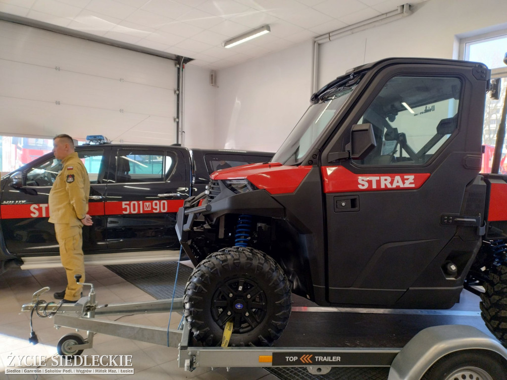 Strażacy ze sprzętem