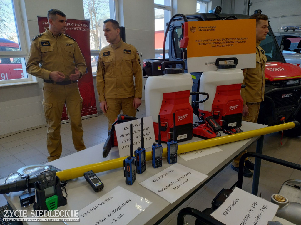 Strażacy ze sprzętem