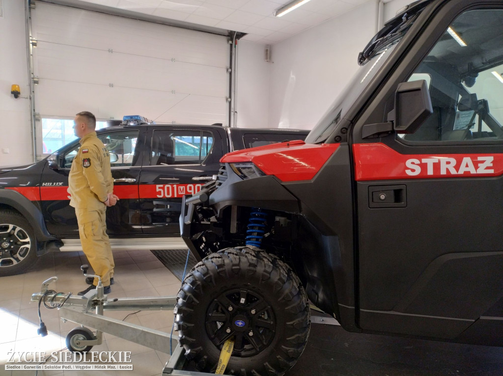 Strażacy ze sprzętem