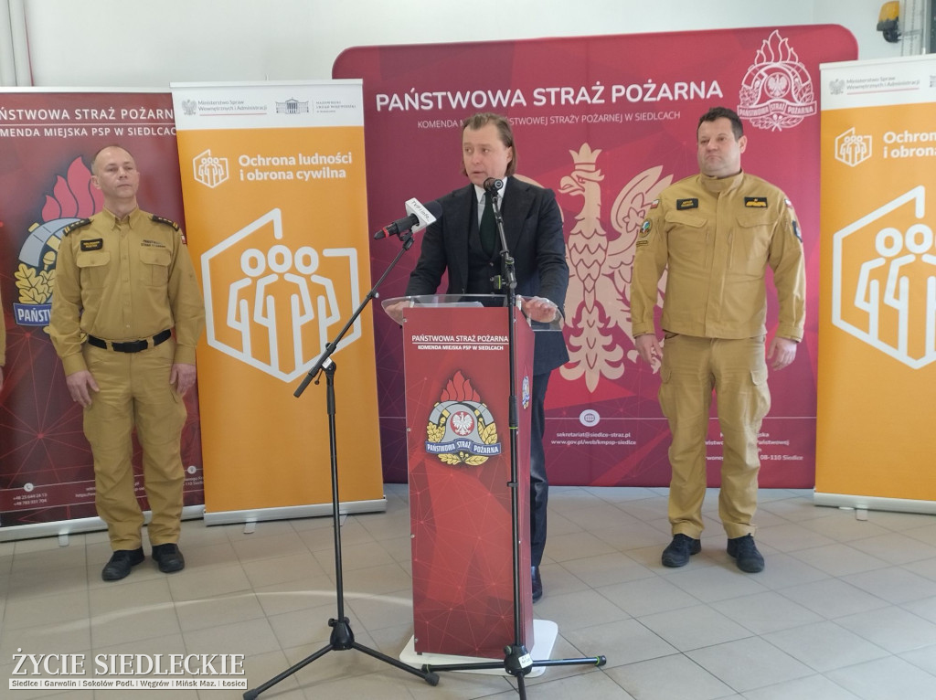 Strażacy ze sprzętem