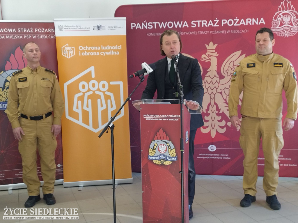 Strażacy ze sprzętem