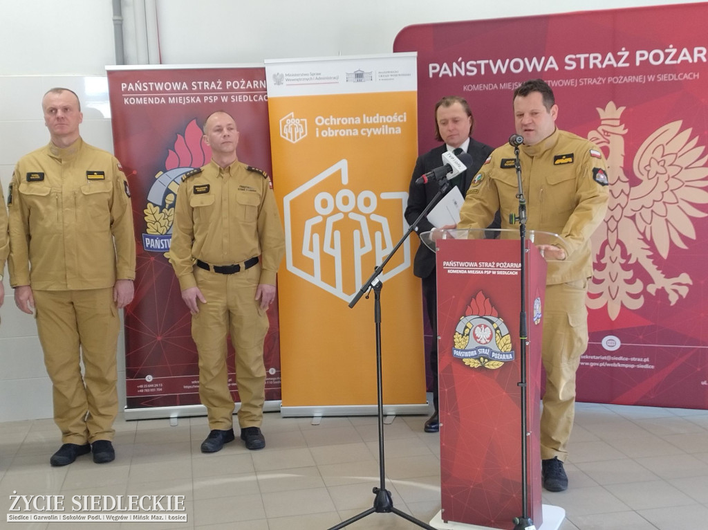 Strażacy ze sprzętem