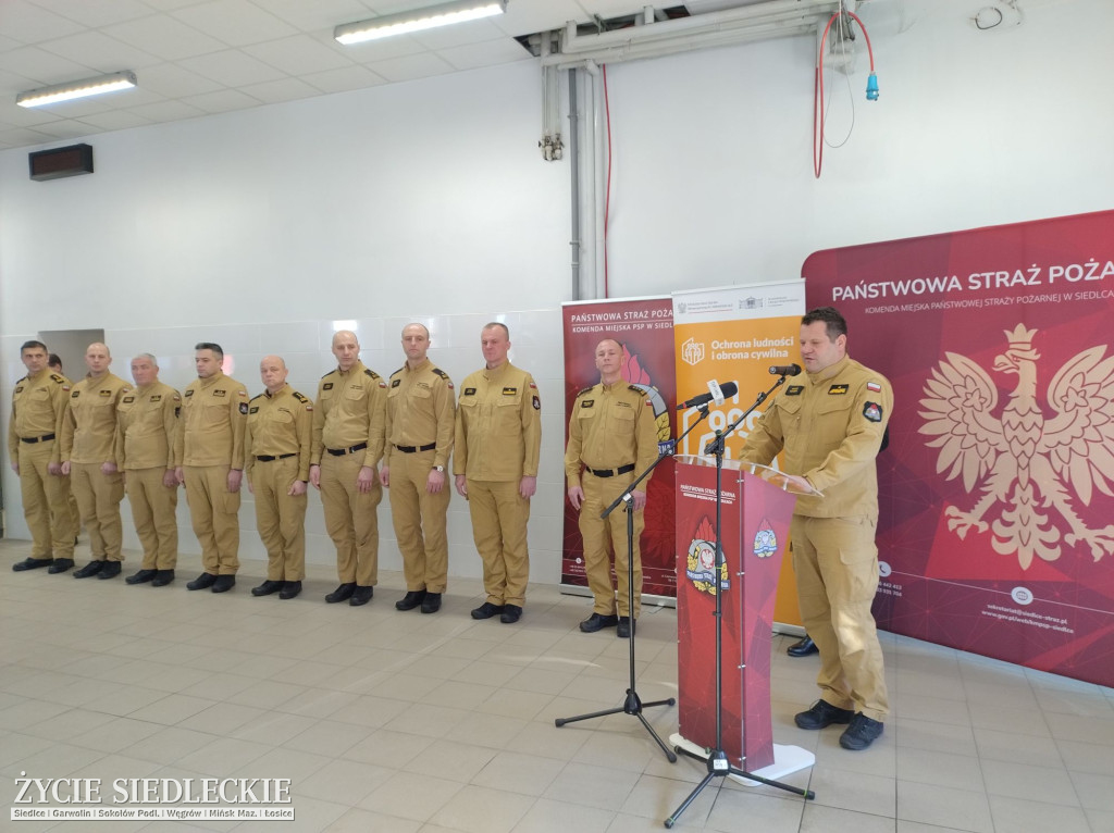 Strażacy ze sprzętem