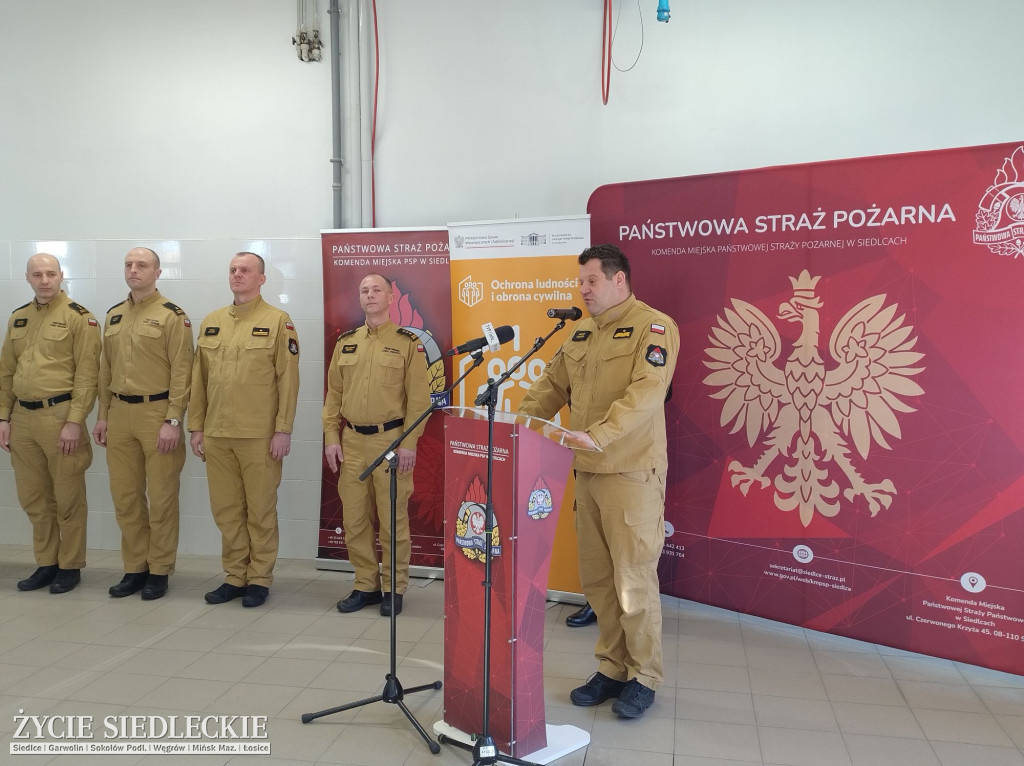 Strażacy ze sprzętem