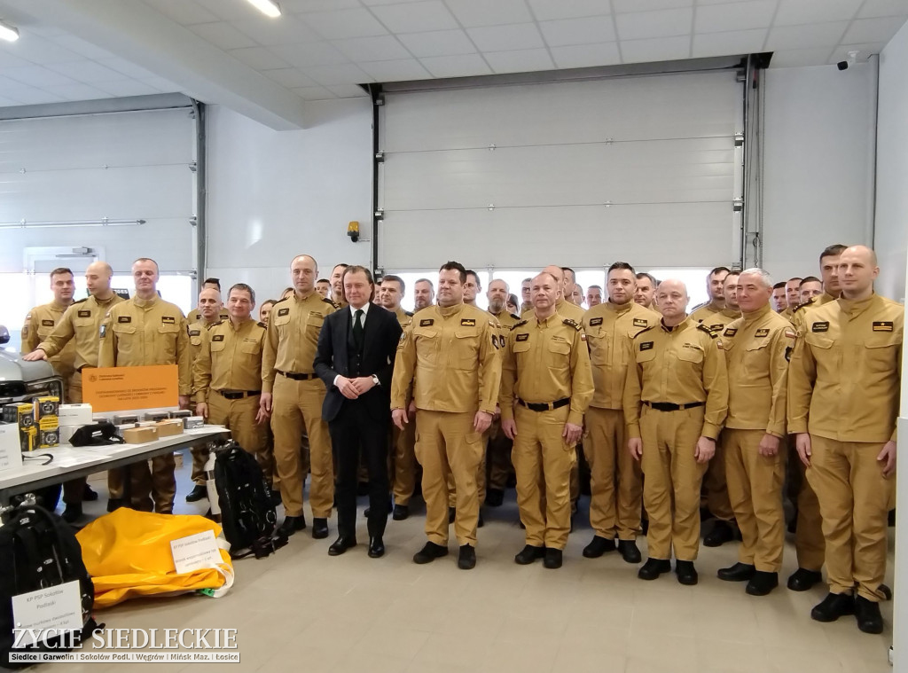 Strażacy ze sprzętem