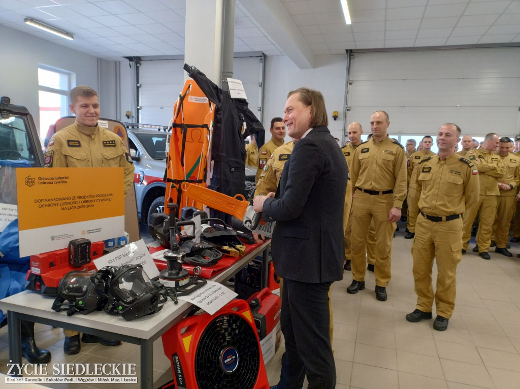 Strażacy ze sprzętem