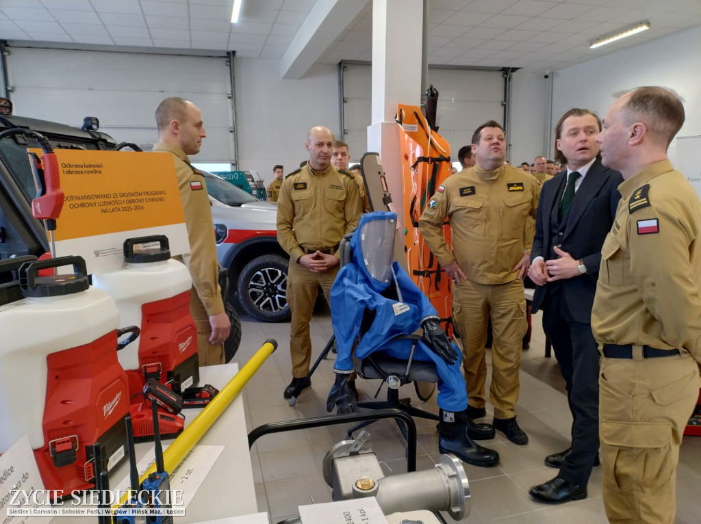 Strażacy ze sprzętem