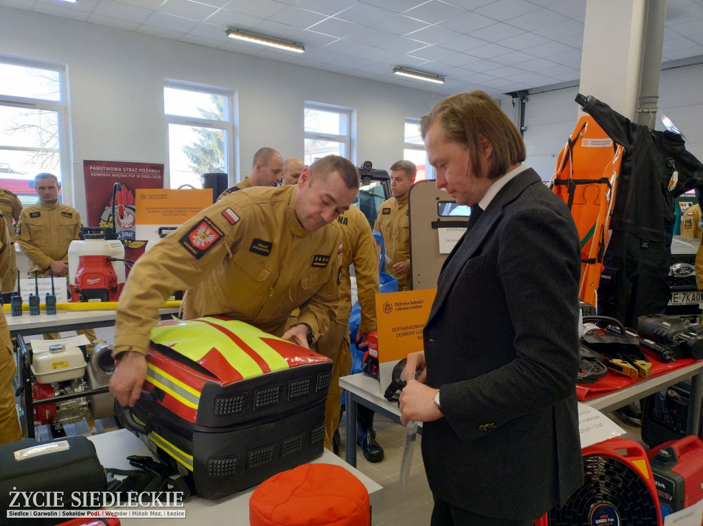 Strażacy ze sprzętem