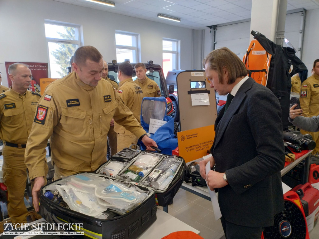 Strażacy ze sprzętem