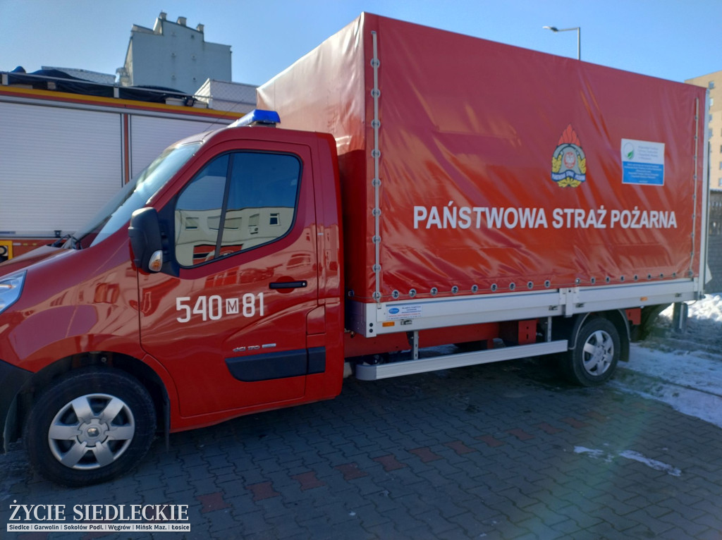 Strażacy ze sprzętem