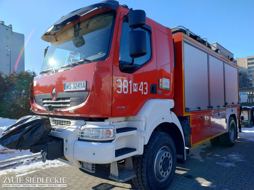 Strażacy ze sprzętem