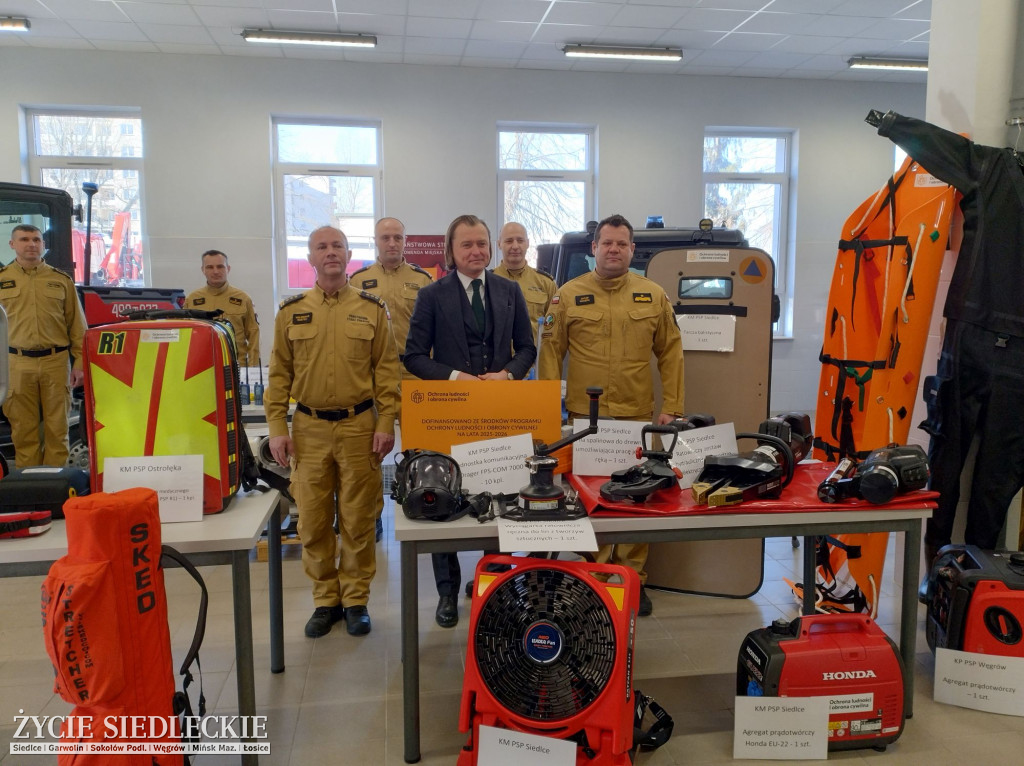 Strażacy ze sprzętem