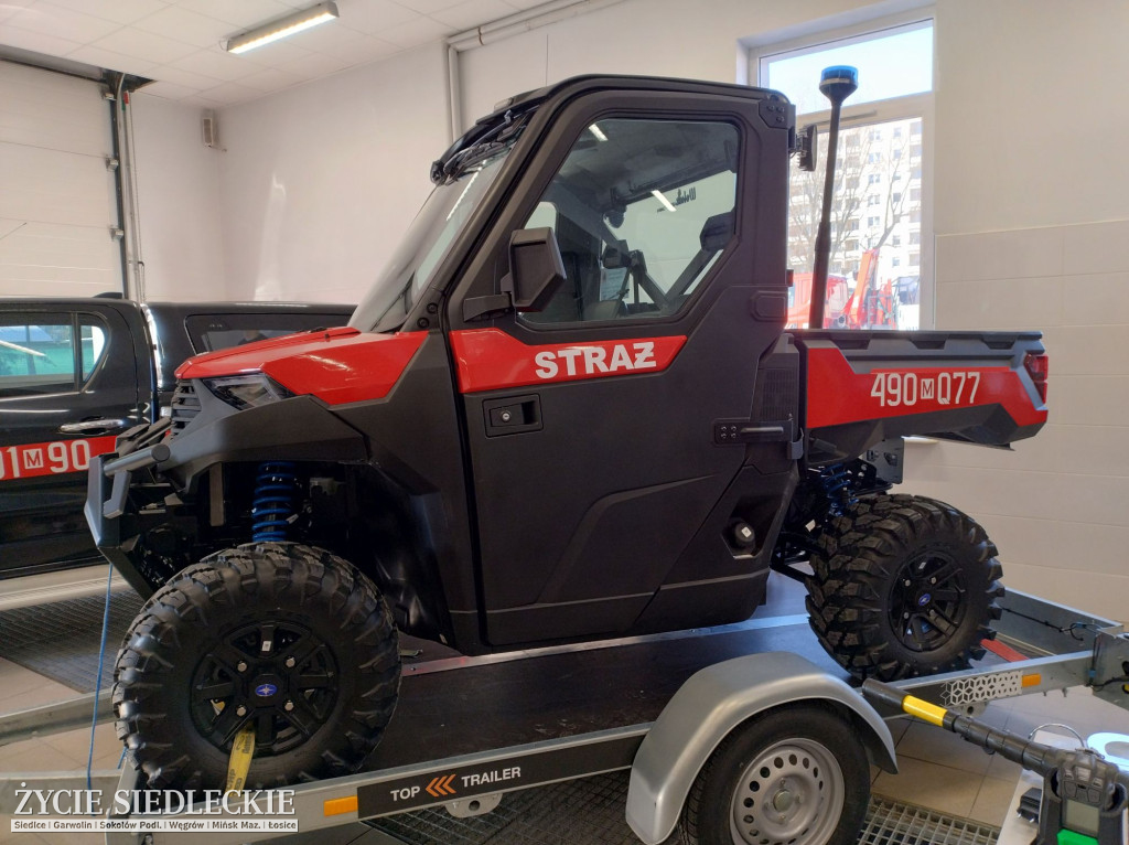 Strażacy ze sprzętem