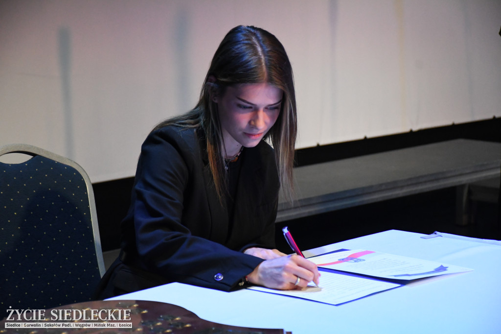 Siedlce: odsłonięto mural i popiersie w Szkole Podstawowej nr 6. Jubileusz 110-lecia „Szóstki”