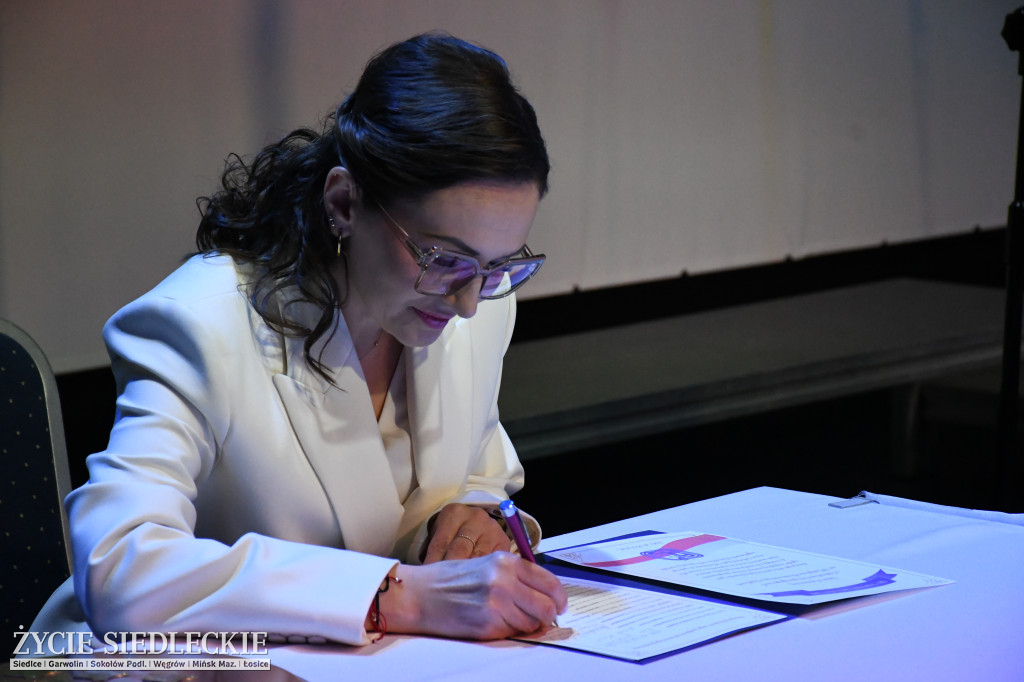 Siedlce: odsłonięto mural i popiersie w Szkole Podstawowej nr 6. Jubileusz 110-lecia „Szóstki”