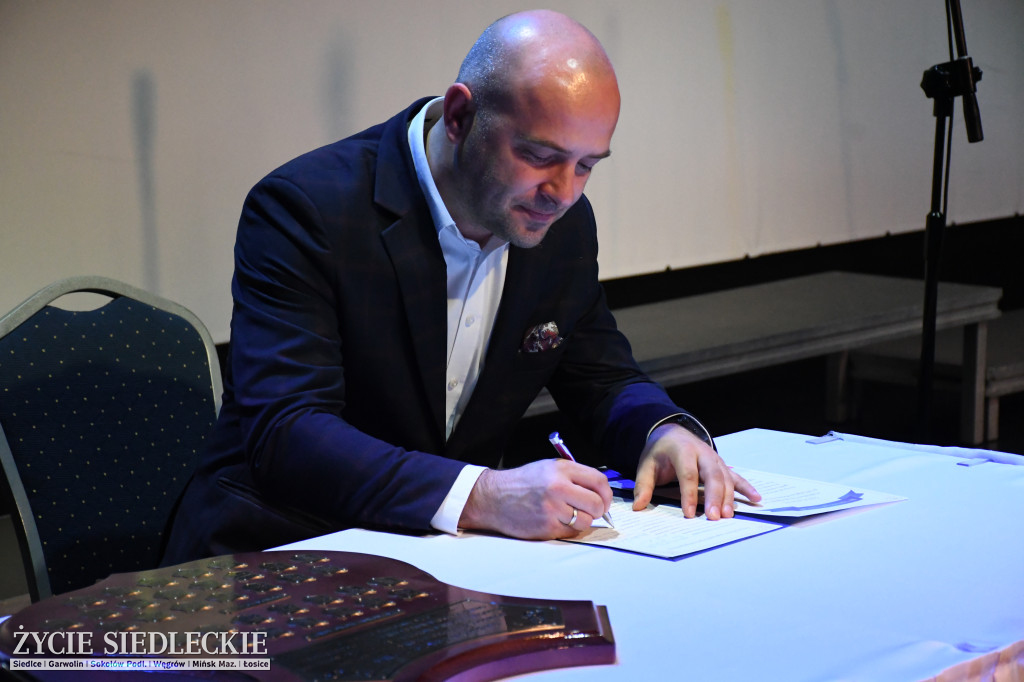 Siedlce: odsłonięto mural i popiersie w Szkole Podstawowej nr 6. Jubileusz 110-lecia „Szóstki”