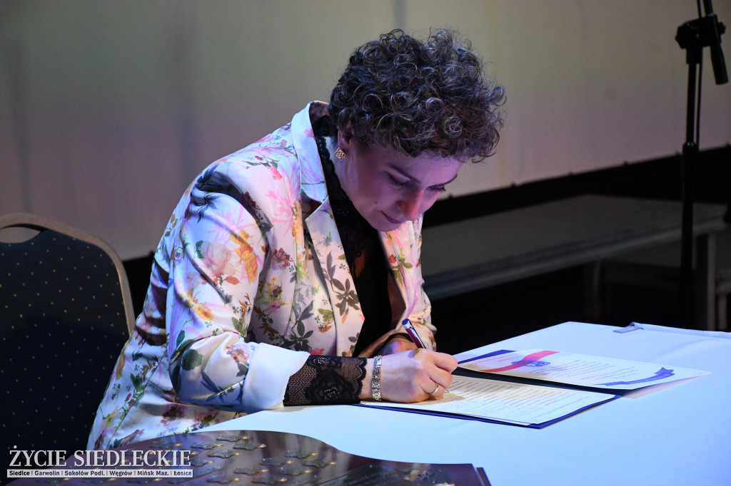 Siedlce: odsłonięto mural i popiersie w Szkole Podstawowej nr 6. Jubileusz 110-lecia „Szóstki”