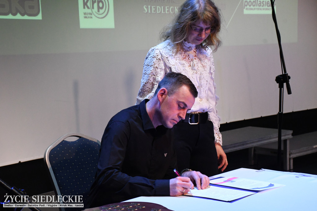 Siedlce: odsłonięto mural i popiersie w Szkole Podstawowej nr 6. Jubileusz 110-lecia „Szóstki”