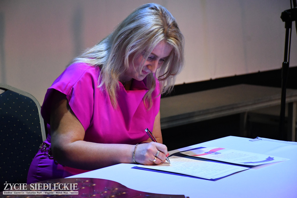 Siedlce: odsłonięto mural i popiersie w Szkole Podstawowej nr 6. Jubileusz 110-lecia „Szóstki”