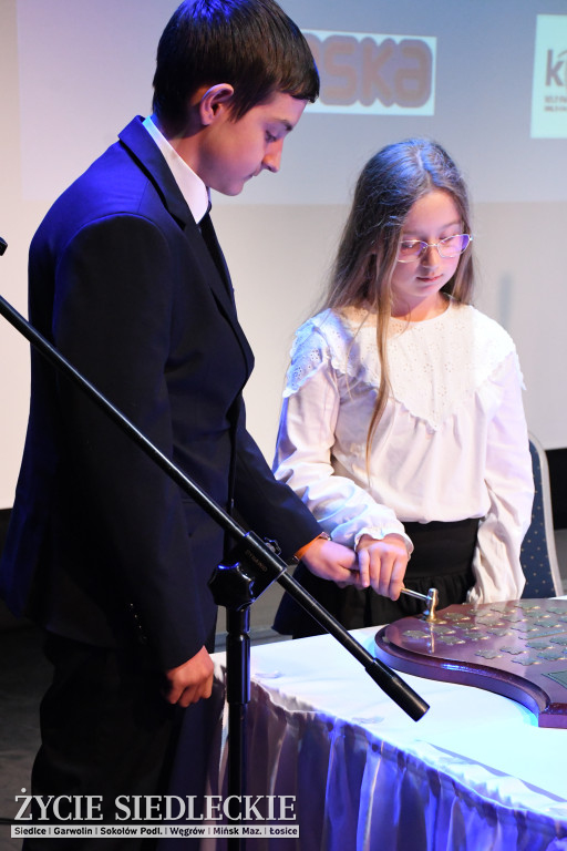 Siedlce: odsłonięto mural i popiersie w Szkole Podstawowej nr 6. Jubileusz 110-lecia „Szóstki”