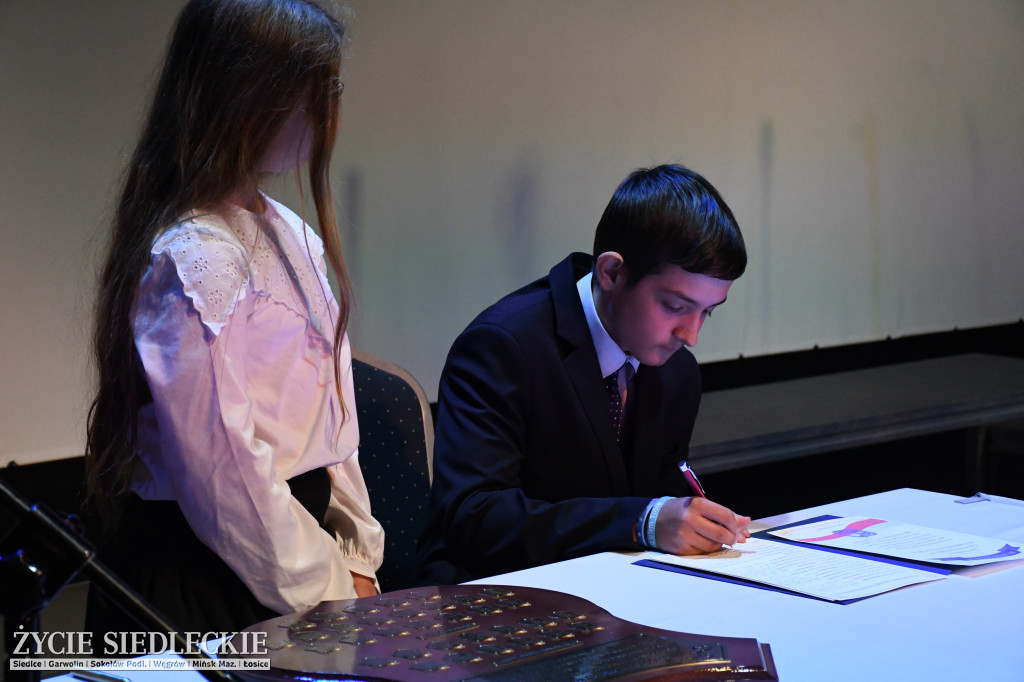 Siedlce: odsłonięto mural i popiersie w Szkole Podstawowej nr 6. Jubileusz 110-lecia „Szóstki”