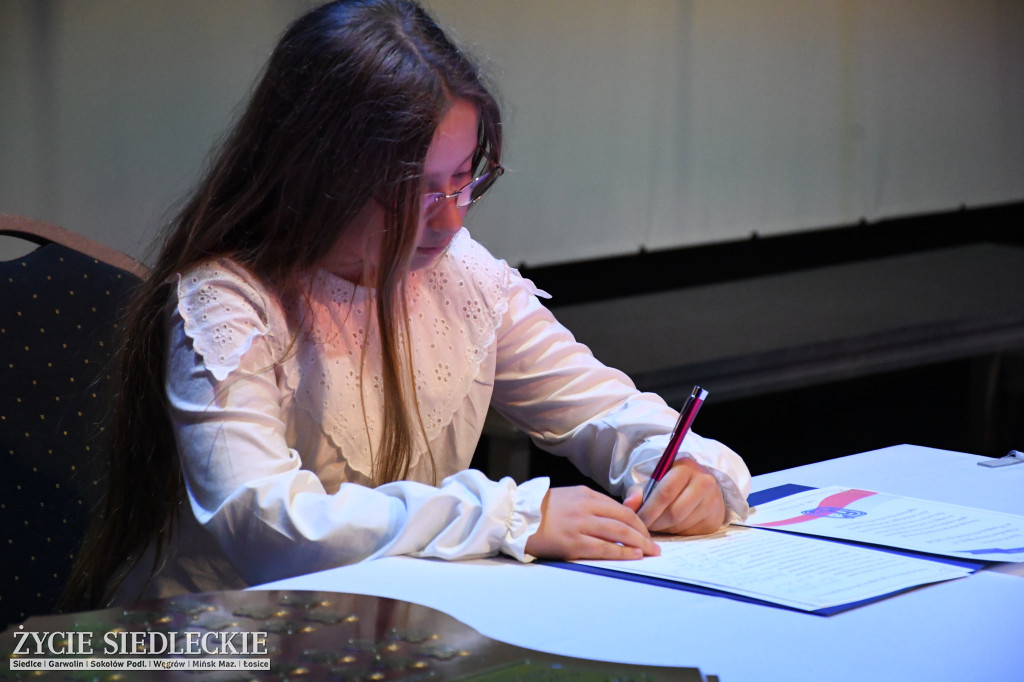 Siedlce: odsłonięto mural i popiersie w Szkole Podstawowej nr 6. Jubileusz 110-lecia „Szóstki”