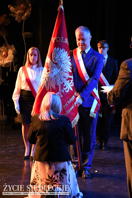 Siedlce: odsłonięto mural i popiersie w Szkole Podstawowej nr 6. Jubileusz 110-lecia „Szóstki”
