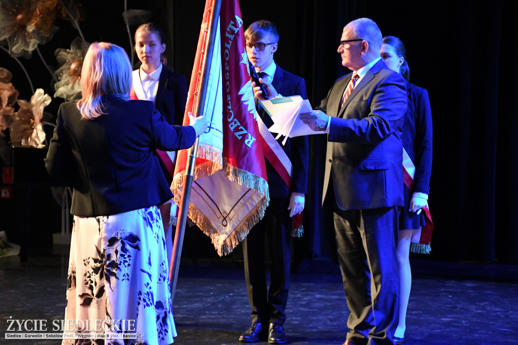 Siedlce: odsłonięto mural i popiersie w Szkole Podstawowej nr 6. Jubileusz 110-lecia „Szóstki”