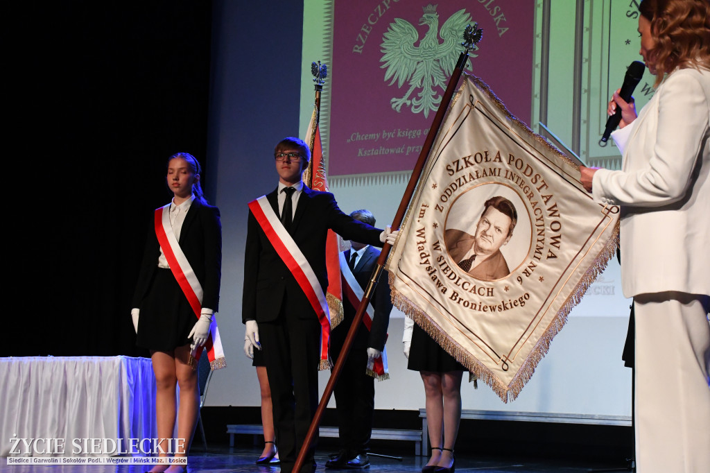 Siedlce: odsłonięto mural i popiersie w Szkole Podstawowej nr 6. Jubileusz 110-lecia „Szóstki”