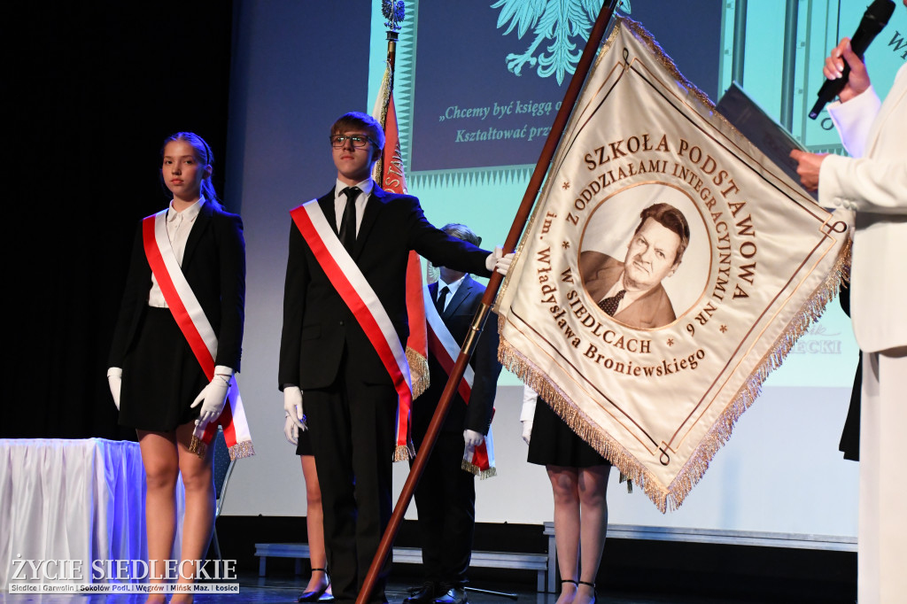 Siedlce: odsłonięto mural i popiersie w Szkole Podstawowej nr 6. Jubileusz 110-lecia „Szóstki”