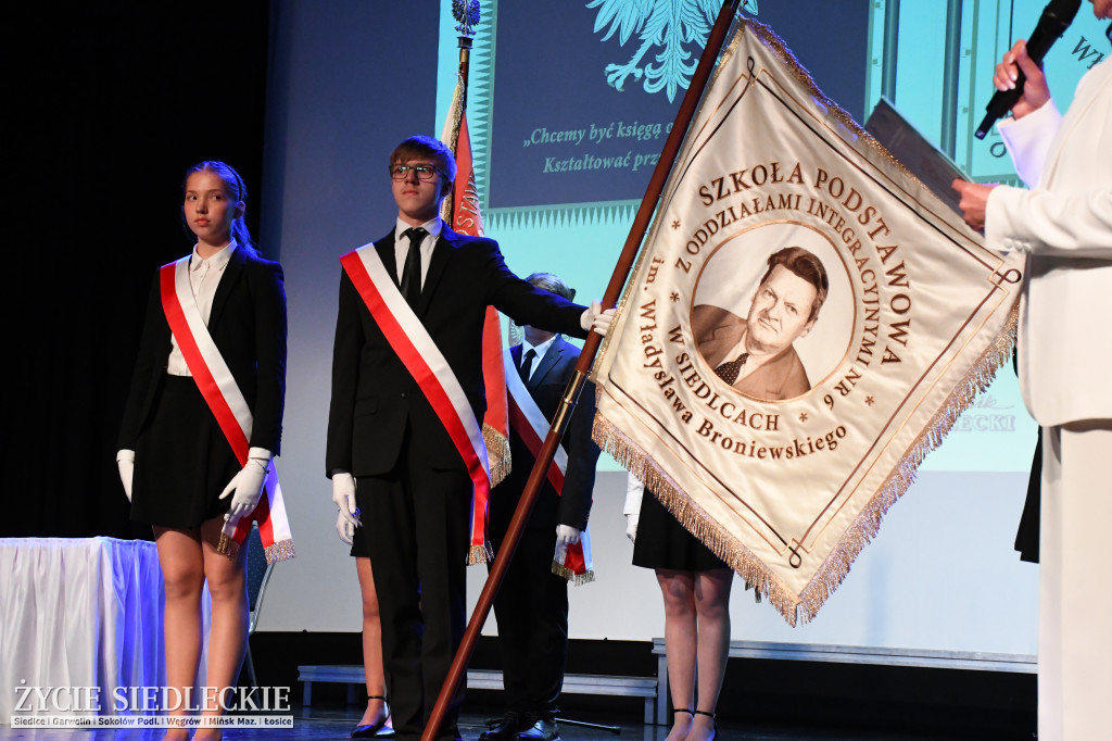 Siedlce: odsłonięto mural i popiersie w Szkole Podstawowej nr 6. Jubileusz 110-lecia „Szóstki”