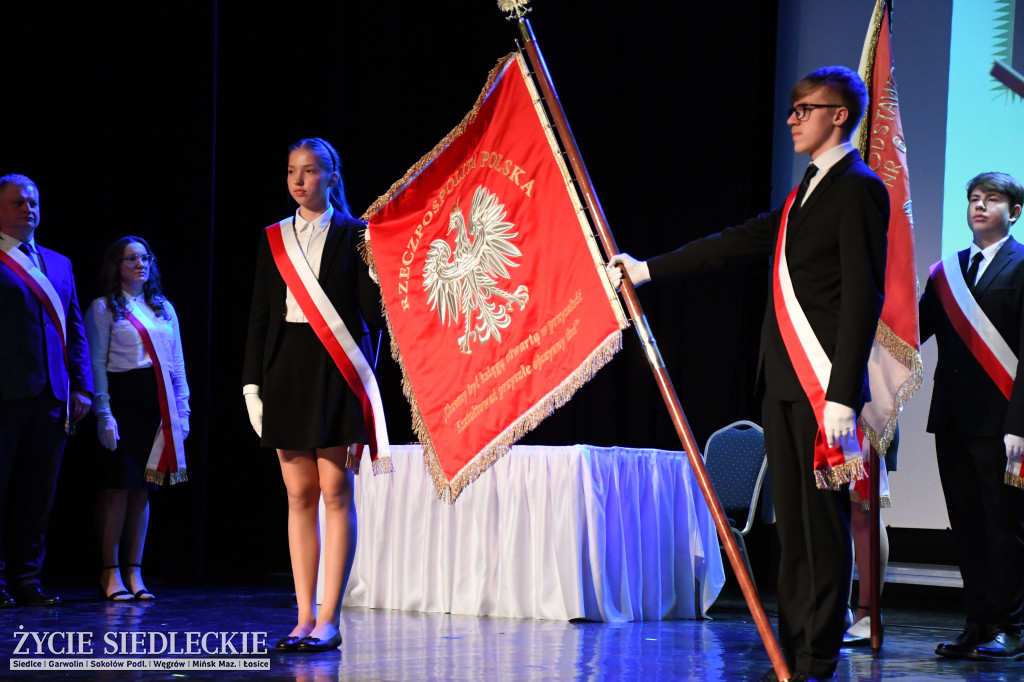 Siedlce: odsłonięto mural i popiersie w Szkole Podstawowej nr 6. Jubileusz 110-lecia „Szóstki”