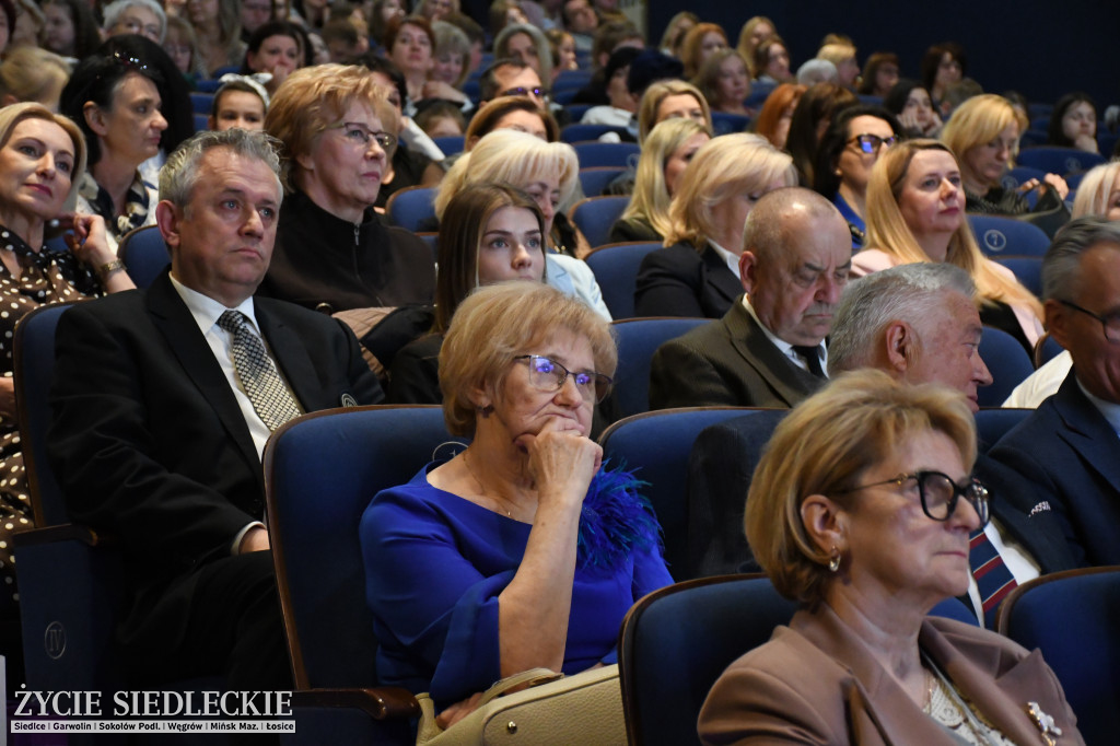 Siedlce: odsłonięto mural i popiersie w Szkole Podstawowej nr 6. Jubileusz 110-lecia „Szóstki”