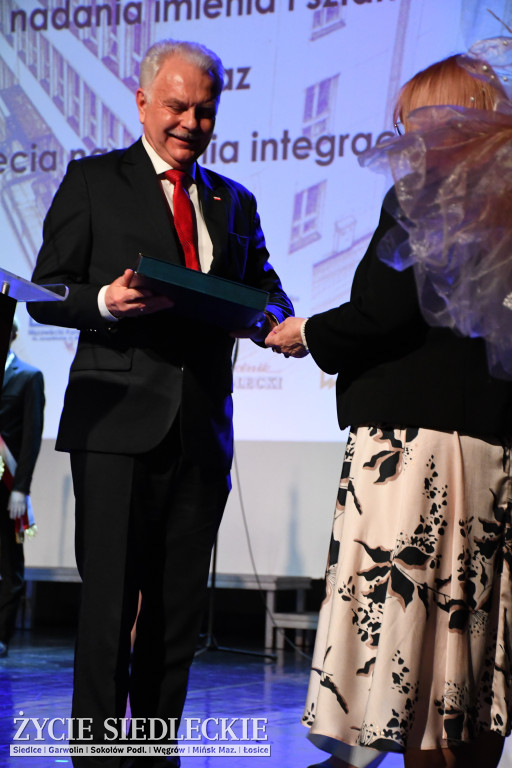 Siedlce: odsłonięto mural i popiersie w Szkole Podstawowej nr 6. Jubileusz 110-lecia „Szóstki”