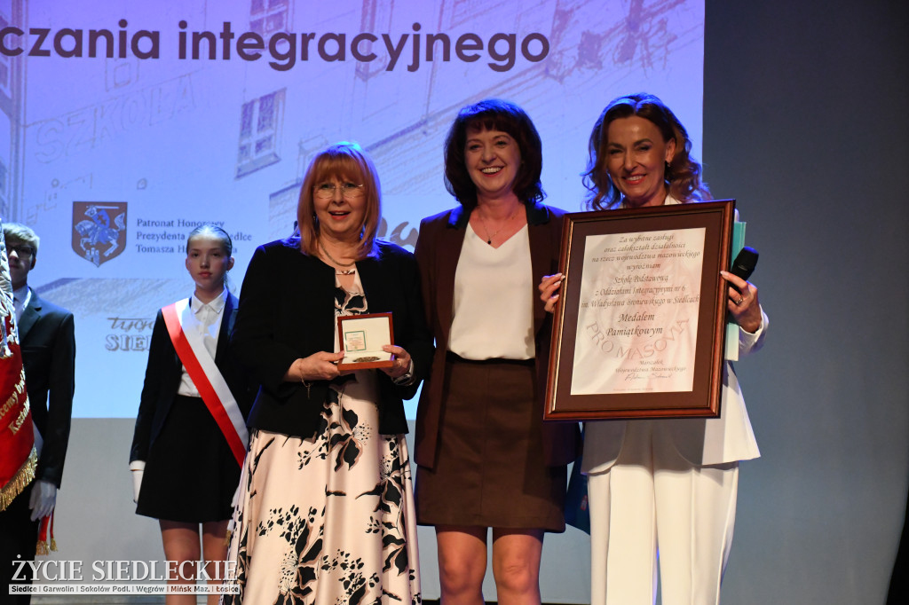 Siedlce: odsłonięto mural i popiersie w Szkole Podstawowej nr 6. Jubileusz 110-lecia „Szóstki”