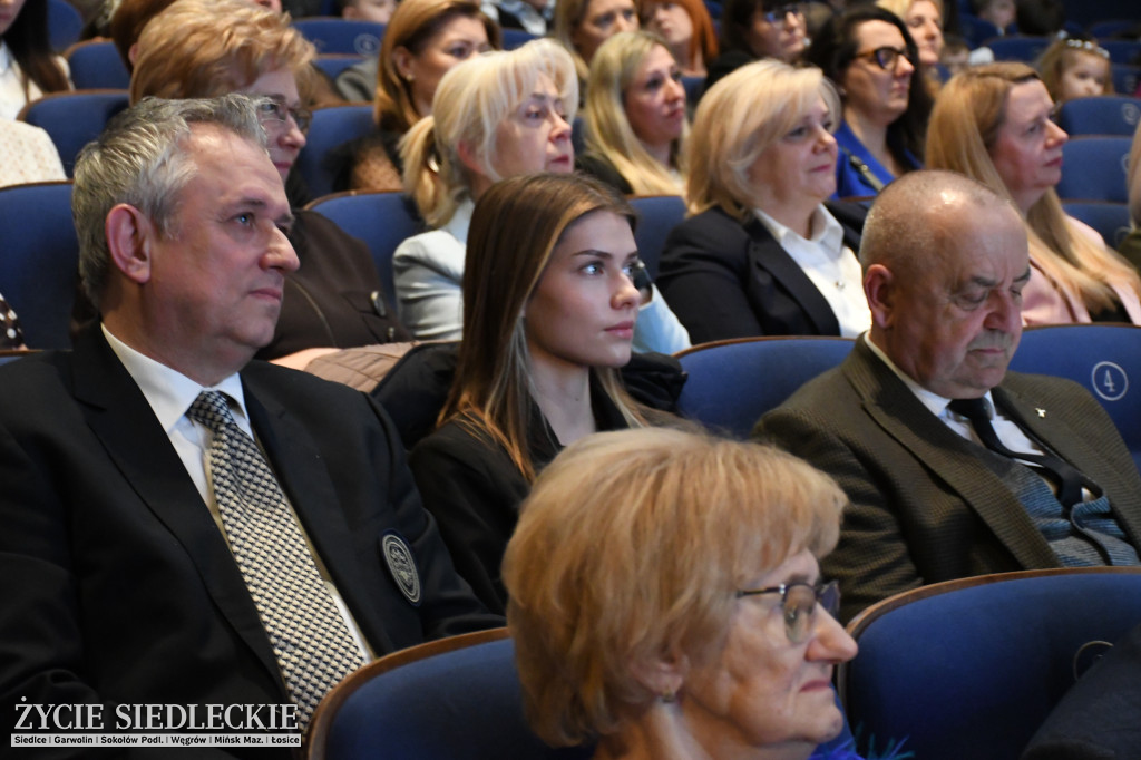Siedlce: odsłonięto mural i popiersie w Szkole Podstawowej nr 6. Jubileusz 110-lecia „Szóstki”