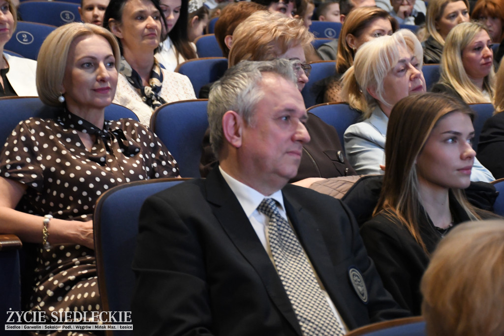 Siedlce: odsłonięto mural i popiersie w Szkole Podstawowej nr 6. Jubileusz 110-lecia „Szóstki”