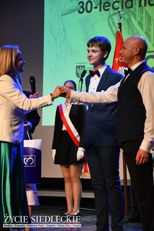 Siedlce: odsłonięto mural i popiersie w Szkole Podstawowej nr 6. Jubileusz 110-lecia „Szóstki”